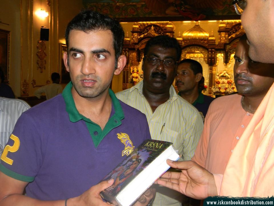 International Indian Cricket Player Gautam Gambhir Recieve Krishna Book at ISKCON Kolkata