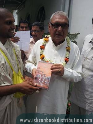 Chief Minister of Haryana Receives Bhagavad Gita