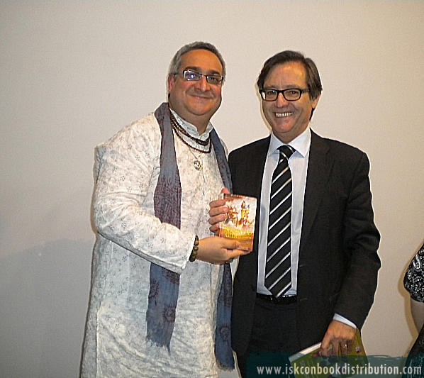 Bhagavad Gita received by Angel Llorente, Director of Goverment Relations with Religions, at Ceuta, a spanish city