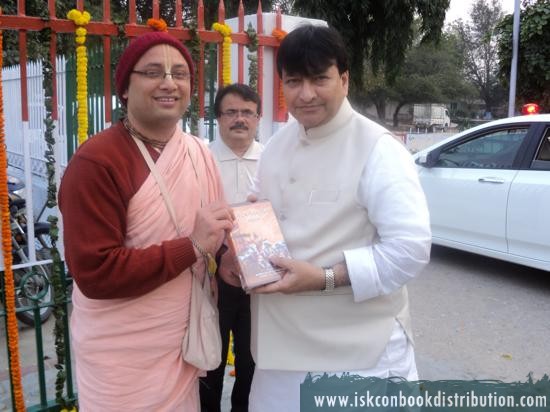 Congress MLA Mr. Haroon Yusuf receives Bhagavad Gita
