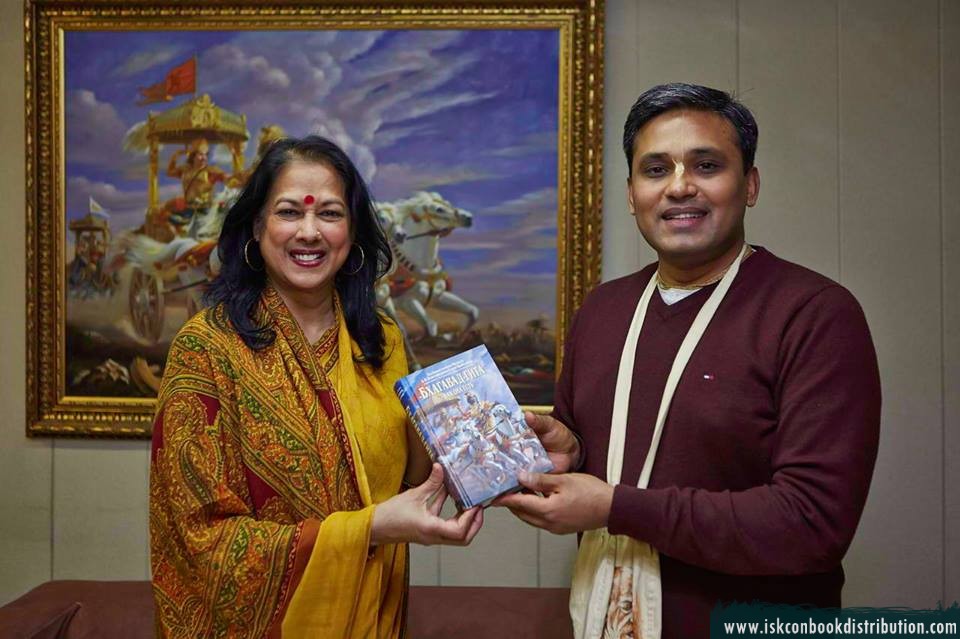 Indira Savitree Thacoor Sidaya Mauritian Government Minister Recieve Bhagvad Gita