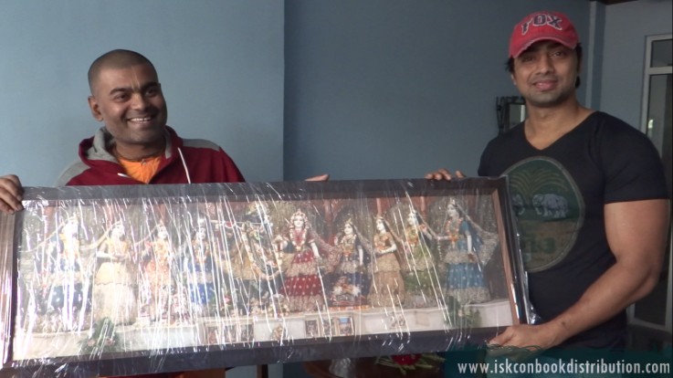 Bengali Superstar Dev receiving Srila Prabhupadas books by ISKCON Kolkatta Devotee