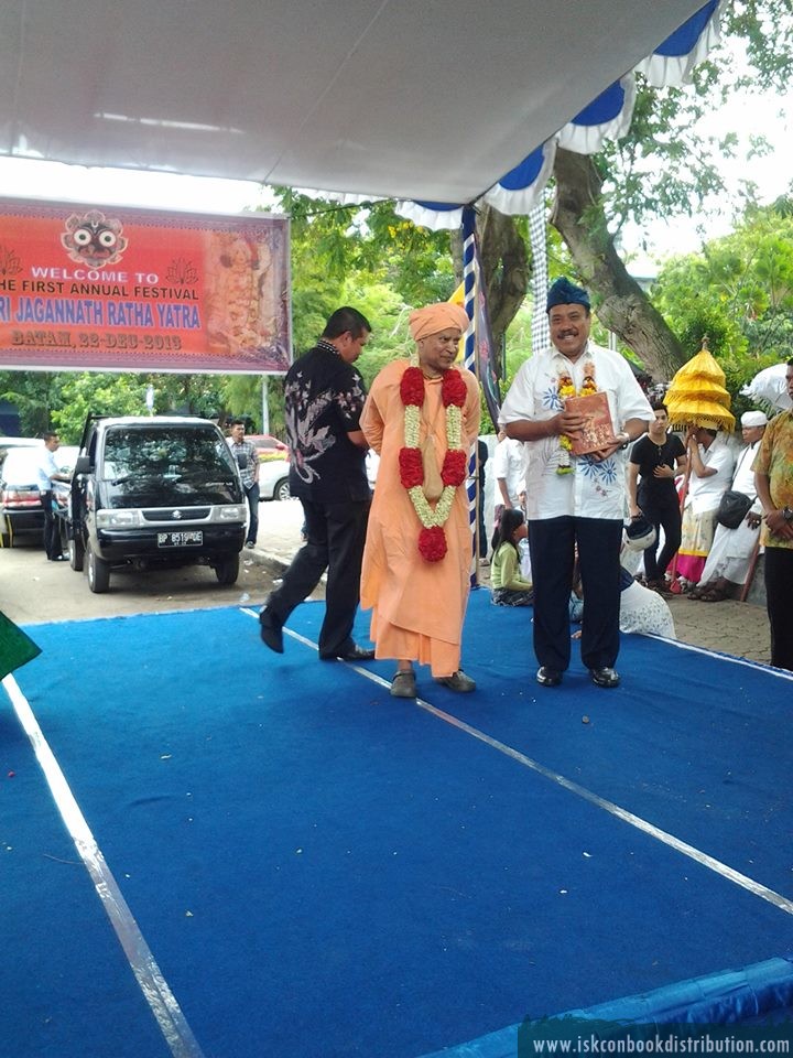 The mayor Batam, Indonesia, Mr. Dahlan Recieve Bhagavad Gita