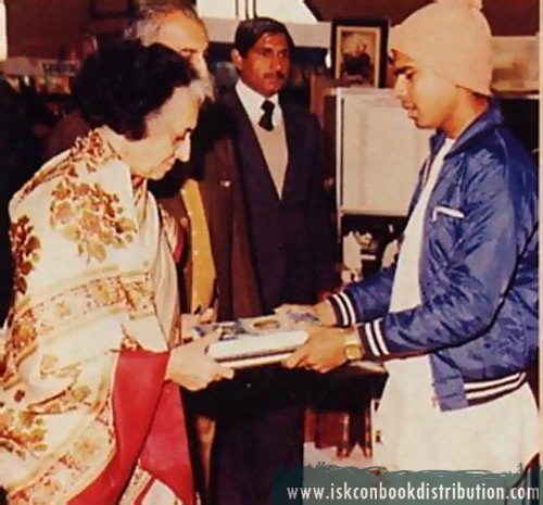 Ex. Prime Minister Indira Gandhi recived Srimad Bhagvatam