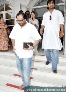 Famous Indian Musician Ismail Darbar Receive Bhagvad Gita at ISKCON Juhu