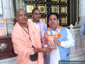 Mr.Rajiv Shukla, Member of Parliament, IPL Chairman, BCCI Vice President received Bhagavad Gita at ISKCON Juhu