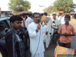 Book Distribution by Pawan Gauranga Dasa in 2012 Marathon at Yawatmal, Maharashtra, India