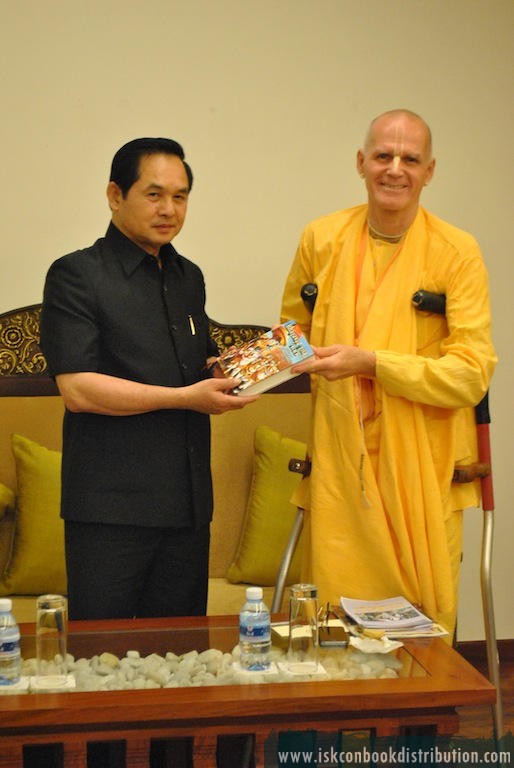 Governor of Siem Reap receives Bhagavad-gita