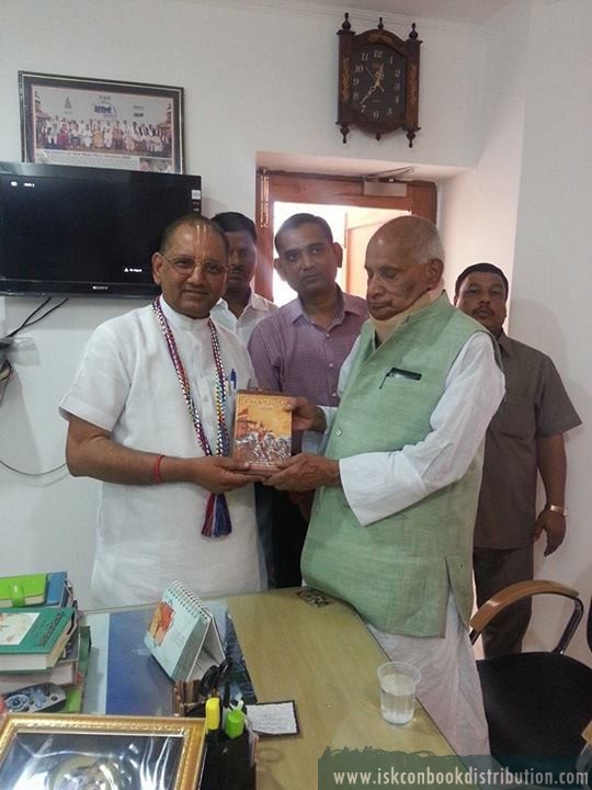 Health Minister of Bihar Government Shri Ramadhani Singh received Bhagvad Gita at ISKCON Delhi