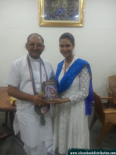 Miss India Prachi Mishra receive Krishna Book