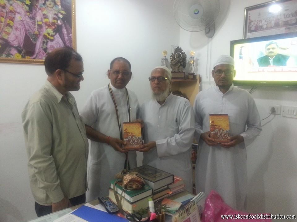 Mohamd Iqbal Mulla secretary Jamaate-Ishlami-Hind recieve Bhaagvad Gita