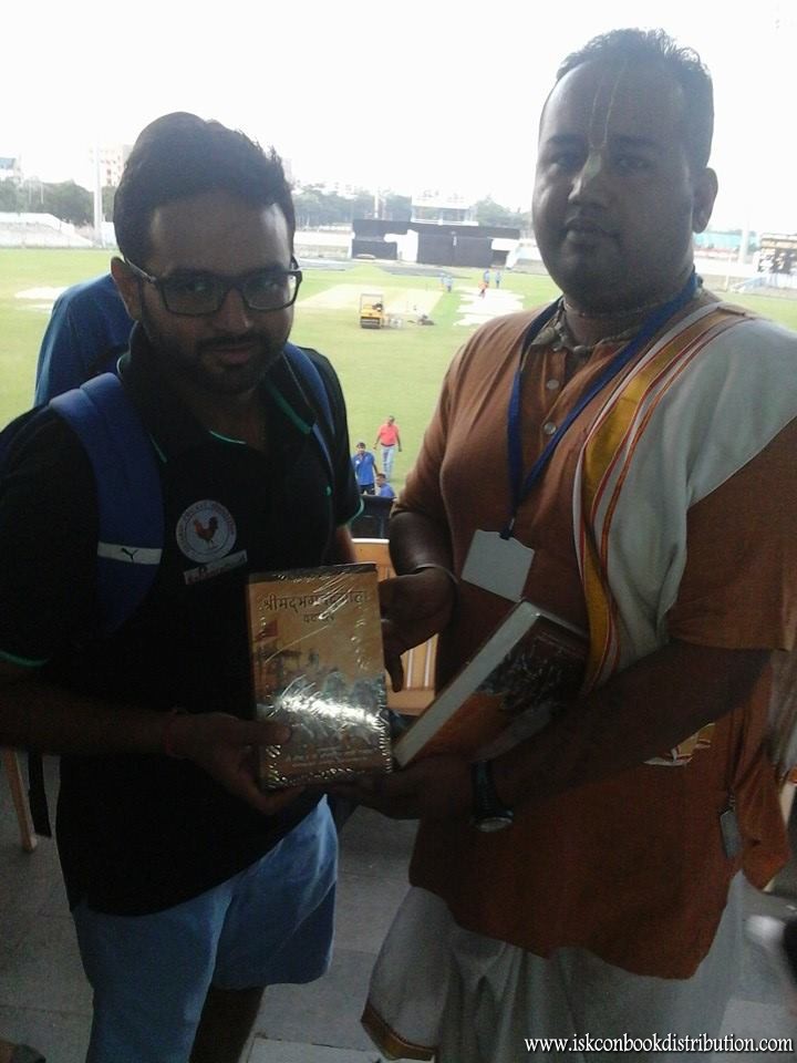 Indian Cricketer Parthiv Patel receive Bhagavad Gita