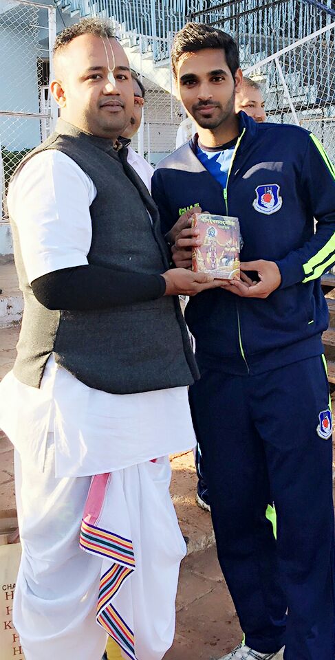 Bhuvneshwar Kumar Indian Cricketer Receiving Bhagavad Gita From Rameshwar Prabu
